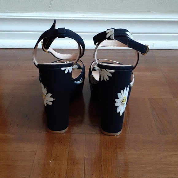Kate Spade Dellie Daisy-Print Wedge Sandal - Picture 9 of 12